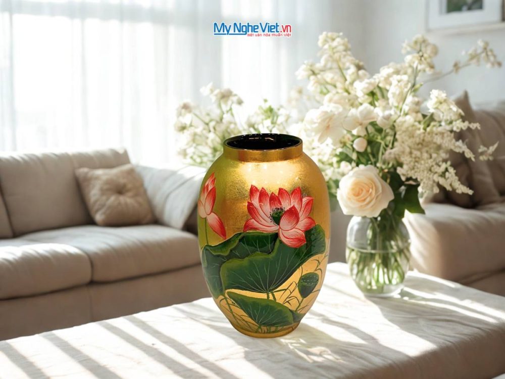 Lọ hoa sơn mài hoa sen đắp nổi phù điêu