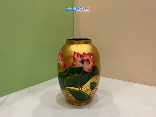 Lọ hoa sơn mài hoa sen đắp nổi phù điêu