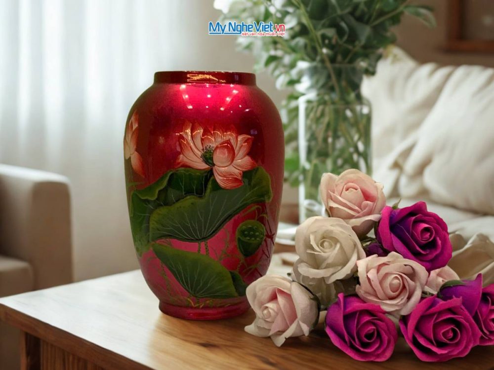 Lọ hoa sơn mài hoa sen đắp nổi phù điêu