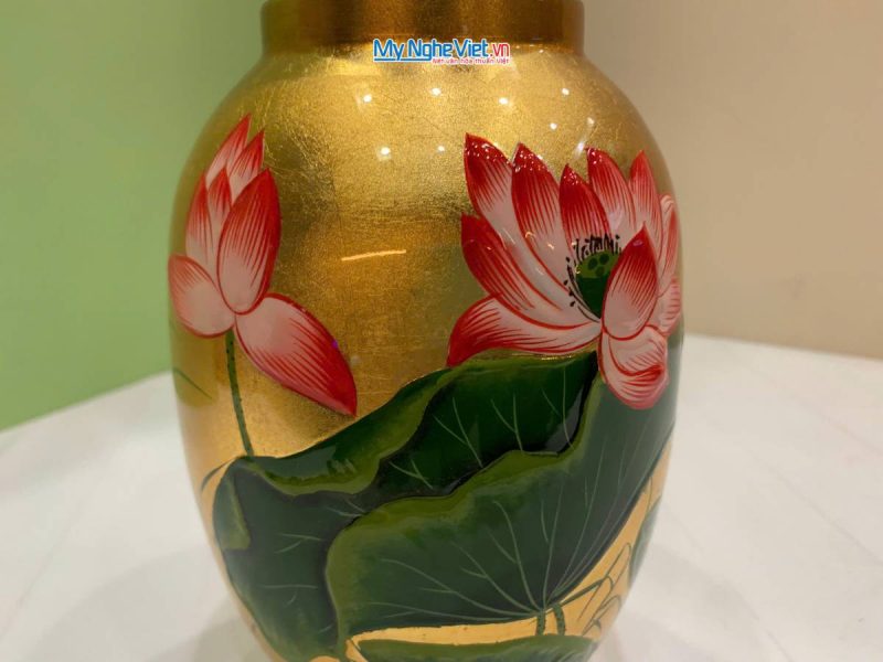 Lọ hoa sơn mài hoa sen đắp nổi phù điêu