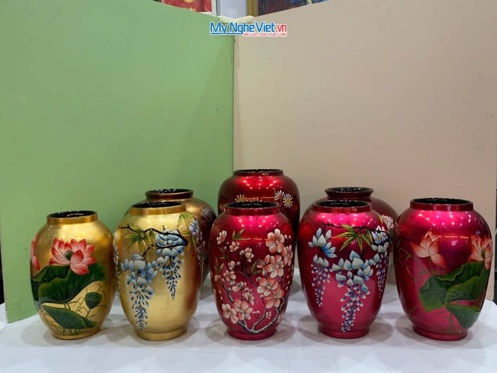 Lọ hoa sơn mài đắp nổi phù điêu