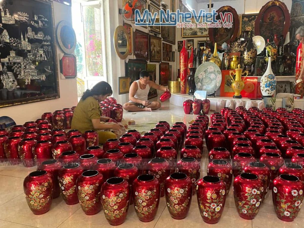 Lọ hoa sơn mài đắp nổi phù điêu