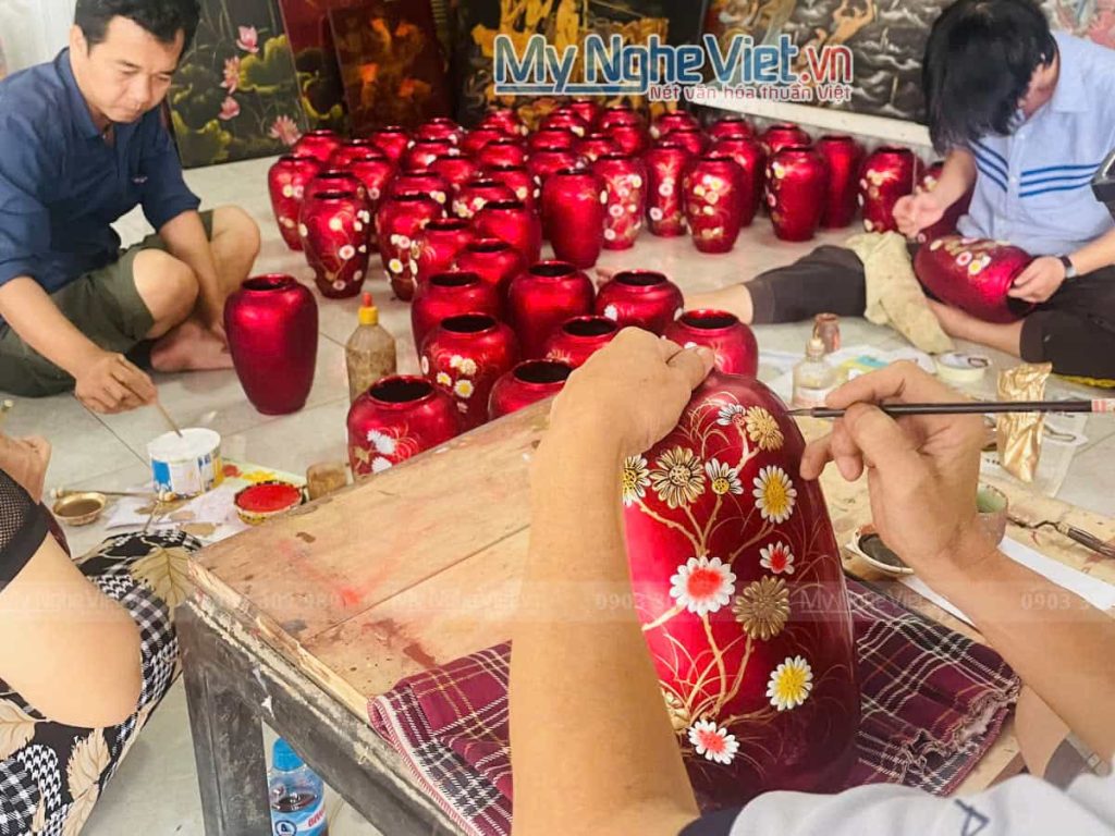 Lọ hoa sơn mài đắp nổi phù điêu