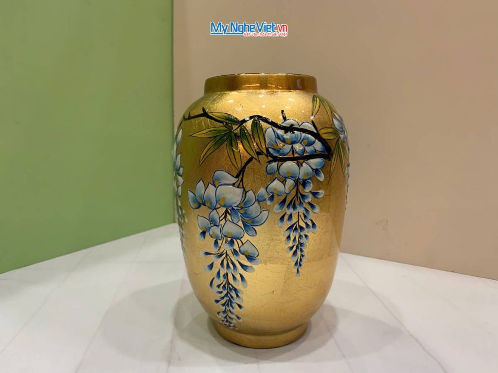 Lọ hoa sơn mài hoa tử đằng đắp nổi phù điêu