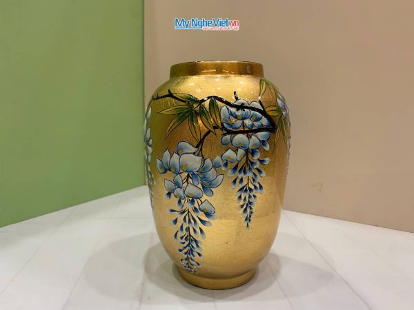 Lọ hoa sơn mài hoa tử đằng đắp nổi phù điêu