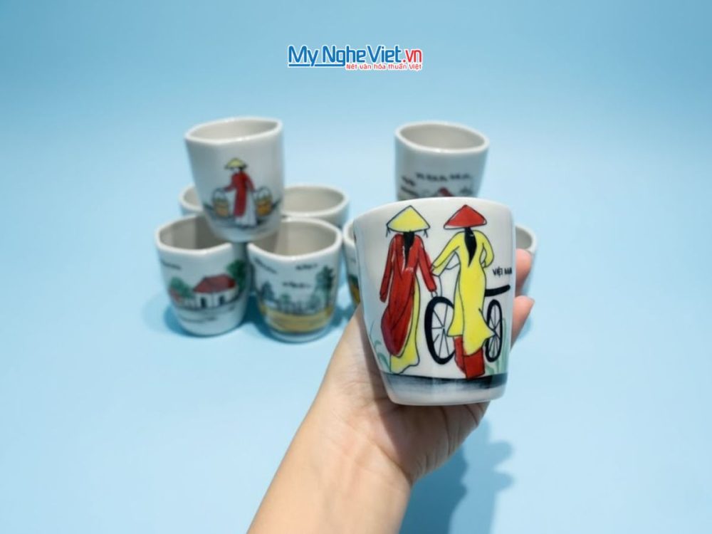 Ly -Cốc méo to vẽ cô gái