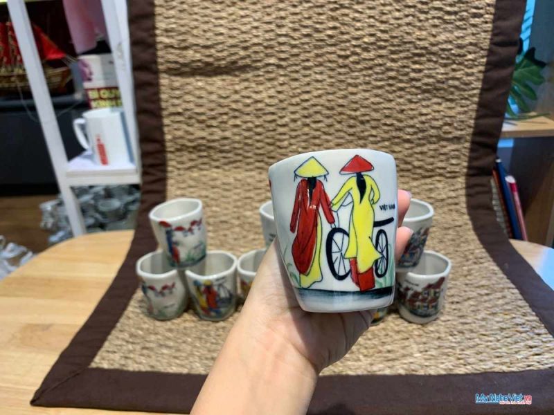 Ly sứ méo to vẽ cô gái