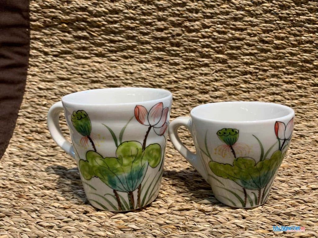 Ly sứ lớn vẽ sen - cá đỏ - cô gái