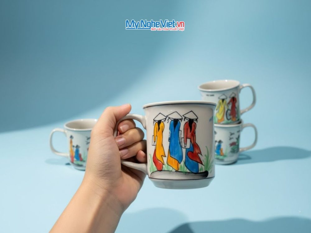 Ly sứ trụ có quai men tấm vẽ cô gái - phố cổ