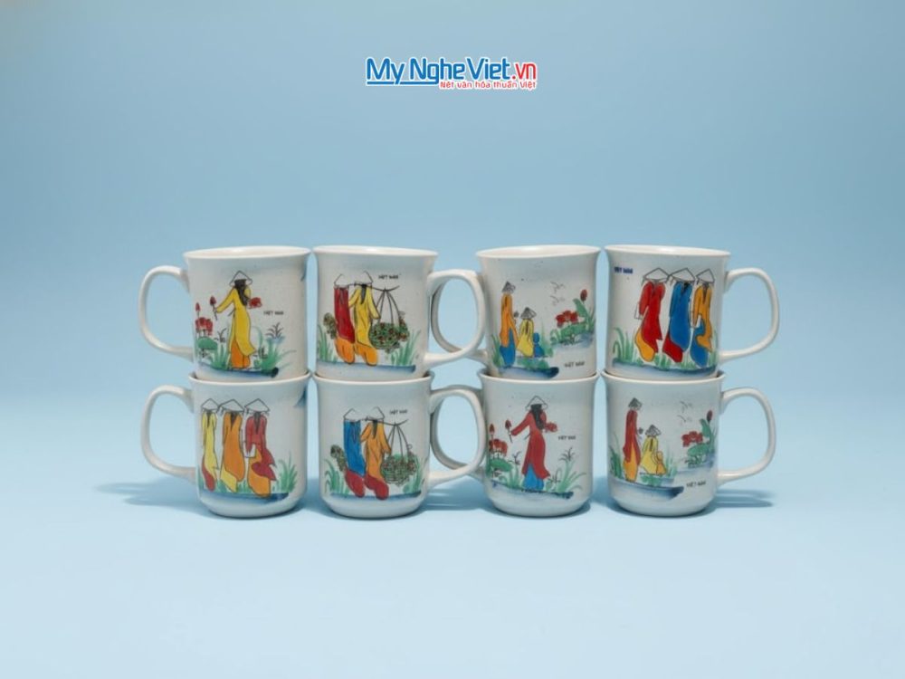 Ly sứ trụ có quai men tấm vẽ cô gái - phố cổ