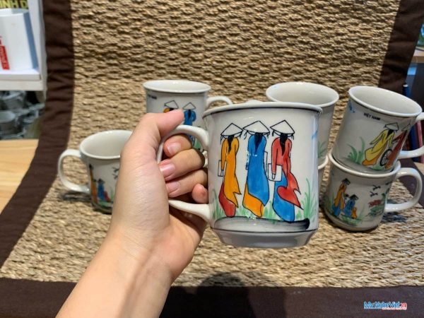 Ly sứ trụ có quai men tấm vẽ cô gái - phố cổ