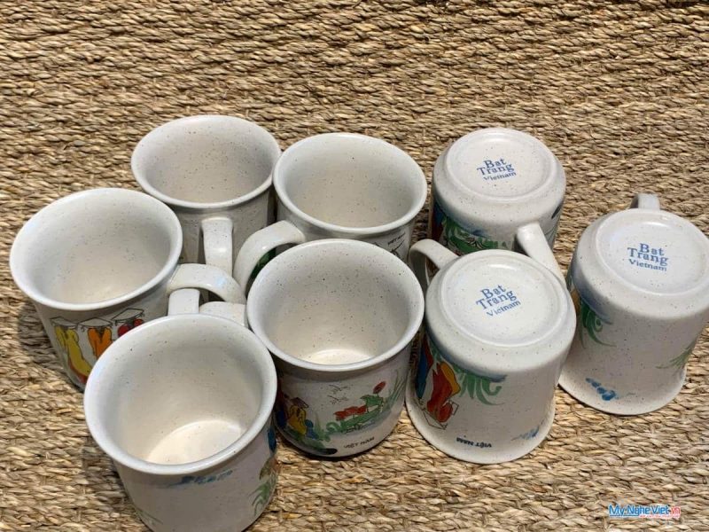Ly sứ trụ có quai men tấm vẽ cô gái - phố cổ