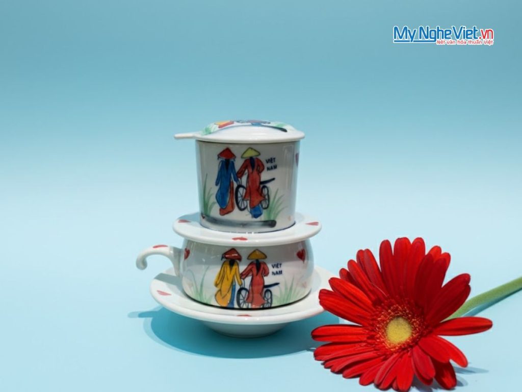 Phin cà phê thấp vẽ 2 cô gái