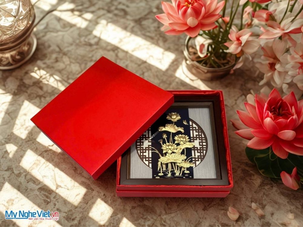 Tranh dát vàng hoa sen - Mạ vàng 24K