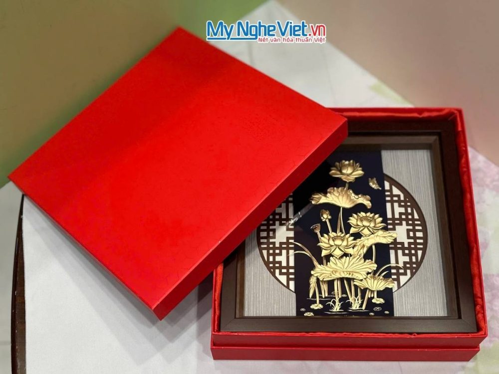 Tranh dát vàng hoa sen - Mạ vàng 24K