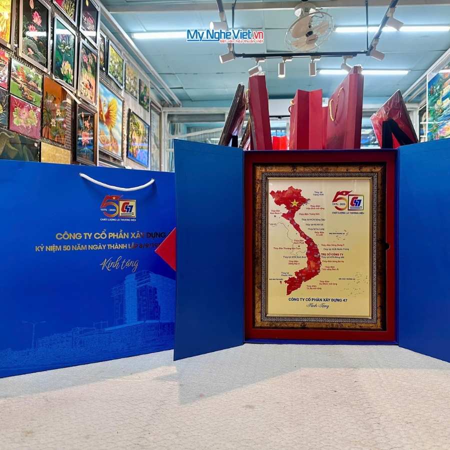 Tranh sơn mài kỷ niệm 50 năm