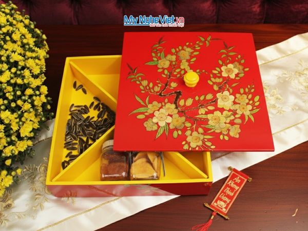 Hộp Mứt Tết Sơn Mài Hoa Mai Nền Đỏ Cẩn Ốc