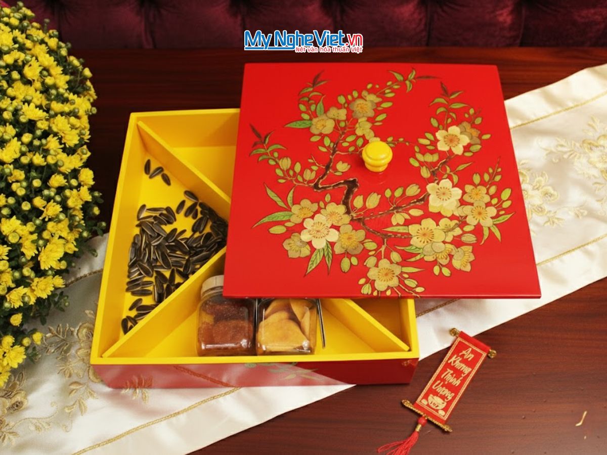 Hộp Mứt Tết Sơn Mài Hoa Mai Nền Đỏ Cẩn Ốc