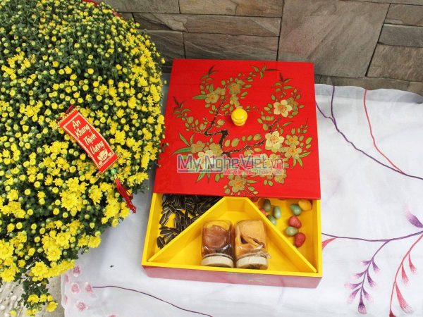Hộp Mứt Tết Sơn Mài Hoa Mai Nền Đỏ Cẩn Ốc