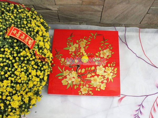 Hộp Mứt Tết Sơn Mài Hoa Mai Nền Đỏ Cẩn Ốc