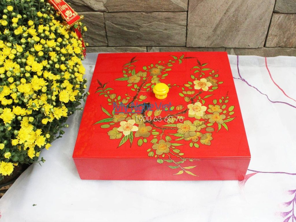 Hộp Mứt Tết Sơn Mài Hoa Mai Nền Đỏ Cẩn Ốc
