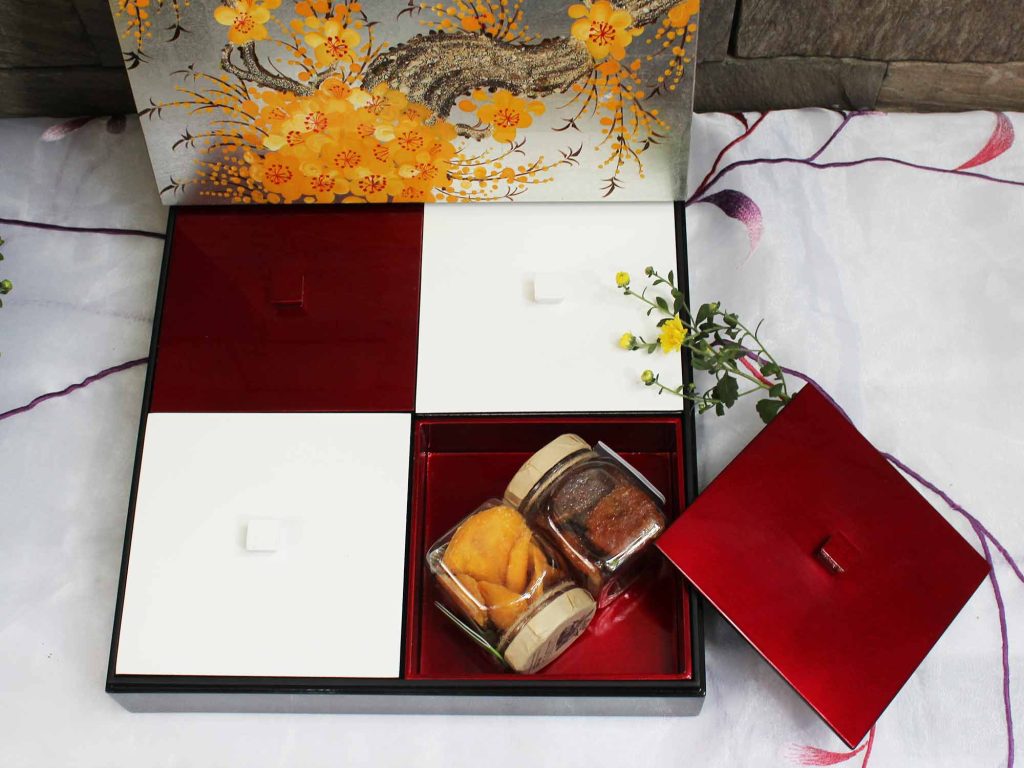 Hộp Mứt Tết Sơn Mài Đắp Bạc Vẽ Mai Vàng 4 Ngăn