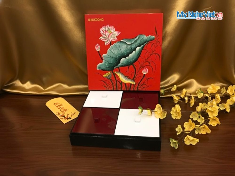 Hộp Mứt Tết Sơn Mài Hoa Sen Đỏ