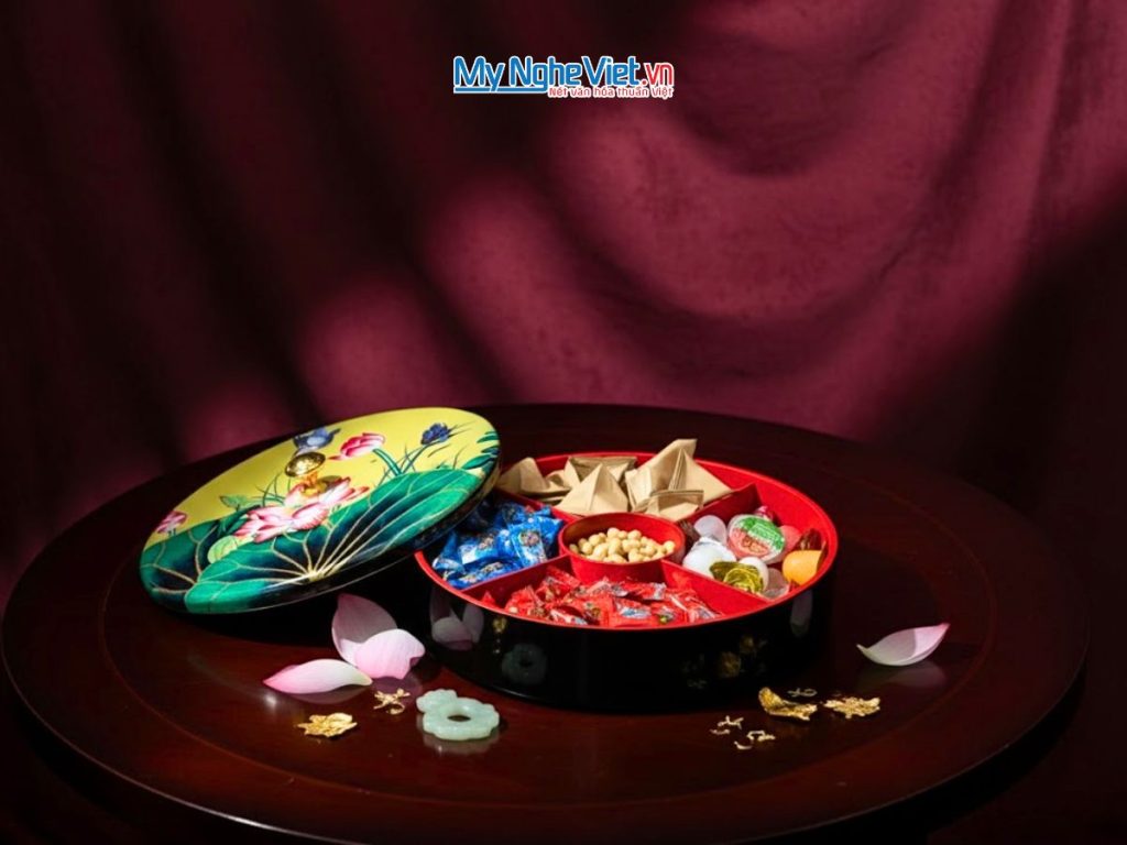 Hộp Mứt Tết Sơn Mài 5 Ngăn Sen Chim Xanh Lá Ruột Đỏ