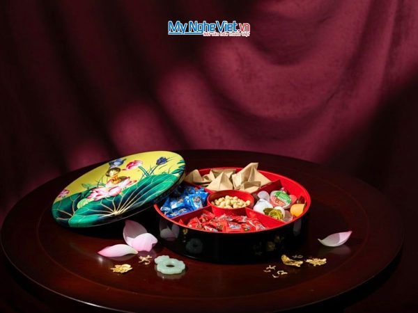 Hộp Mứt Tết Sơn Mài 5 Ngăn Sen Chim Xanh Lá Ruột Đỏ