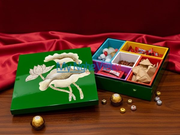 Hộp Mứt Tết Sơn Mài 5 Ngăn Sắc Màu Vẽ Sen Cẩn Trứng Màu Xanh Lá