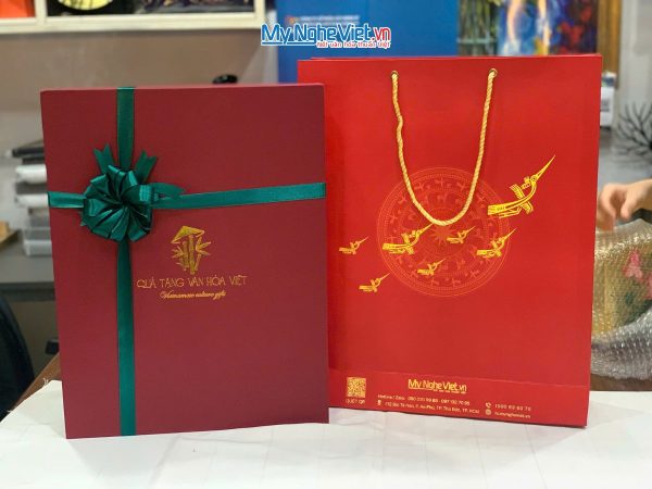 Hộp quà tặng Tranh sơn mài hoa sen đắp nổi