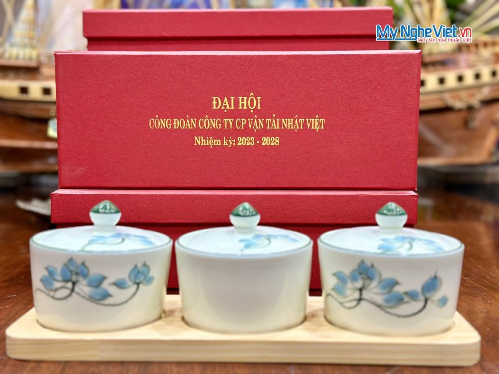 Bộ ba hủ mứt tròn vẽ hoa sen khay đế gỗ