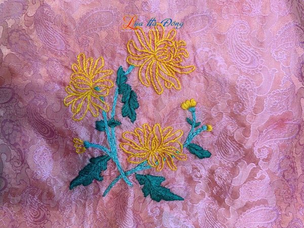 Khăn lụa thêu tay họa tiết đuôi công cam hồngKhăn lụa thêu tay họa tiết đuôi công cam hồng