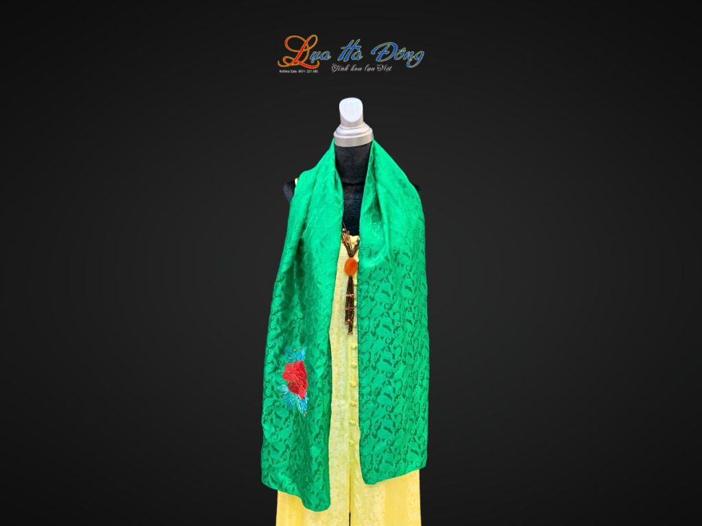 Khăn lụa thêu tay họa tiết đuôi công xanh lá