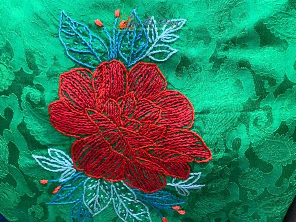 Khăn lụa thêu tay họa tiết đuôi công xanh lá