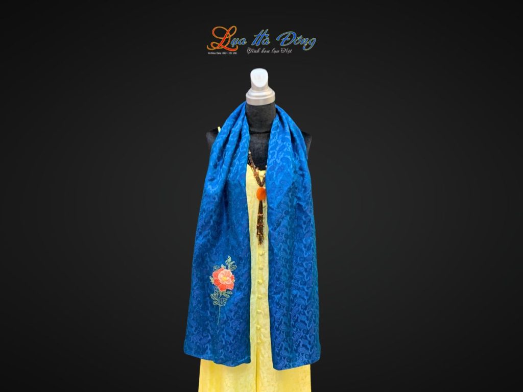 Khăn lụa thêu tay họa tiết đuôi công xanh đậm