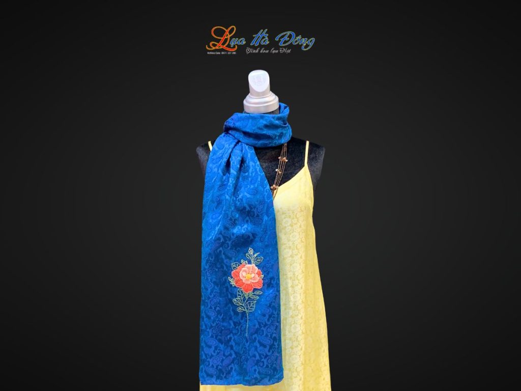 Khăn lụa thêu tay họa tiết đuôi công xanh đậm