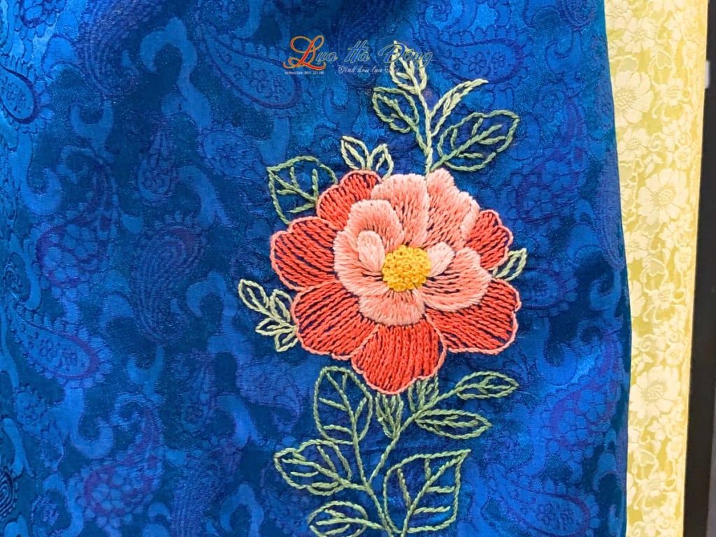 Khăn lụa thêu tay họa tiết đuôi công xanh đậm