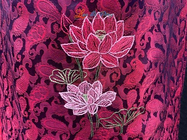 Khăn lụa thêu tay họa tiết đuôi công đỏ đen