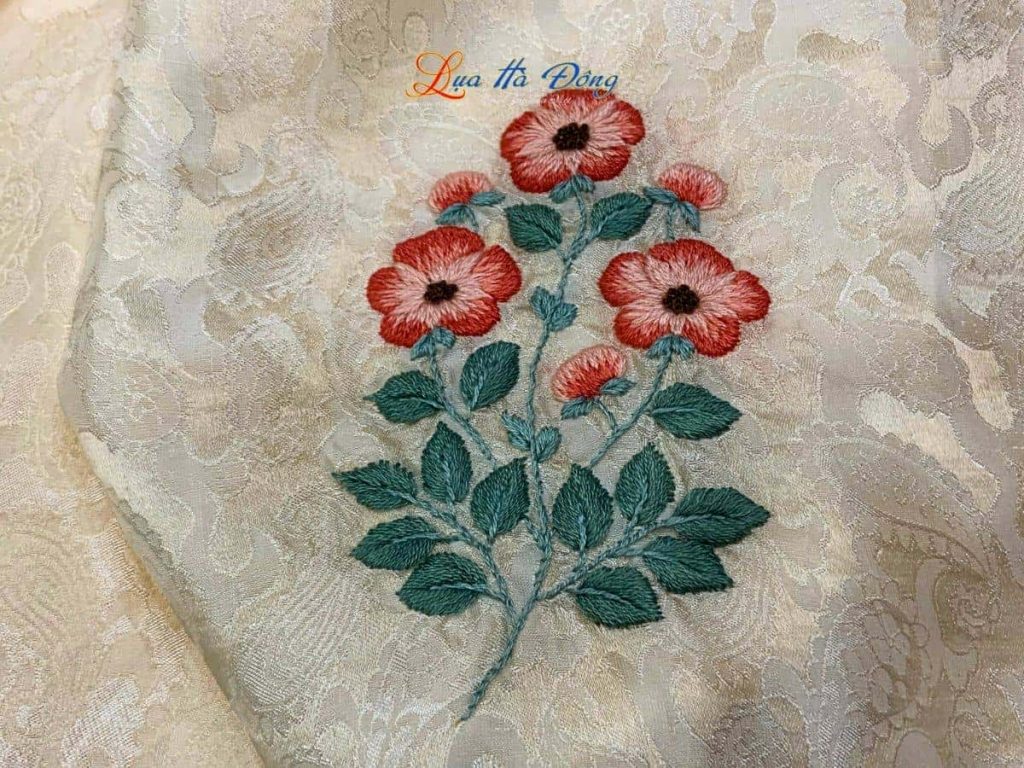 Khăn lụa thêu tay họa tiết đuôi công kem