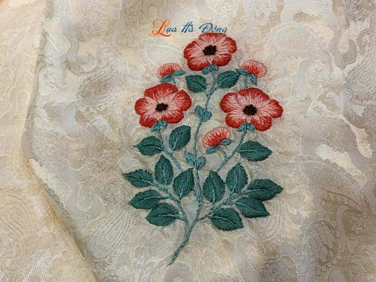 Khăn lụa thêu tay họa tiết đuôi công kem