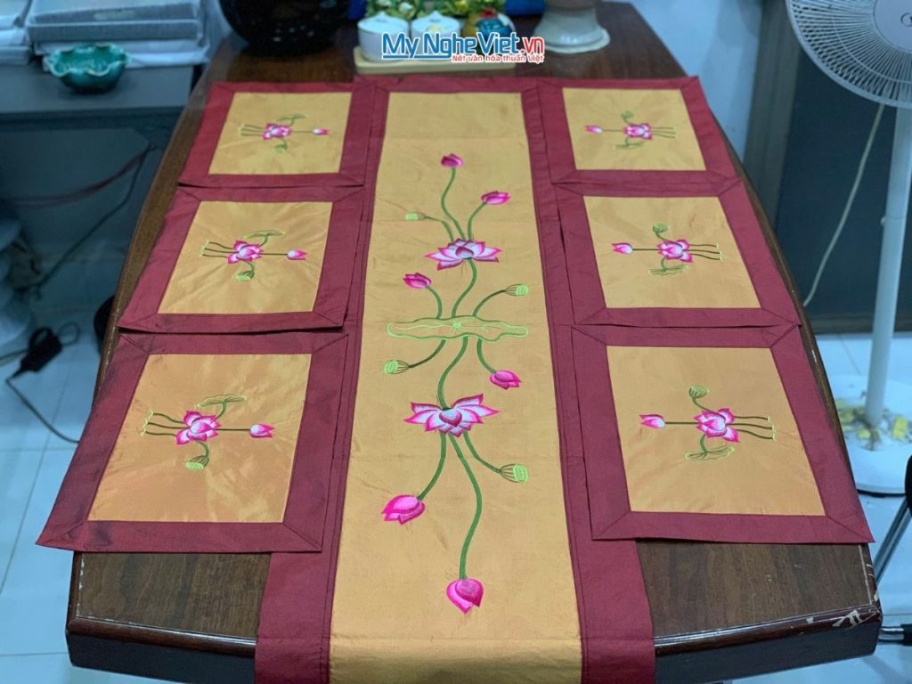 Bộ khăn trải bàn màu cam thêu hoa sen