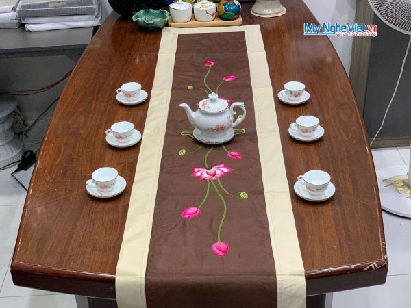 Bộ khăn trải bàn màu nâu thêu hoa sen