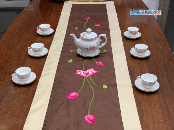 Bộ khăn trải bàn màu nâu thêu hoa sen