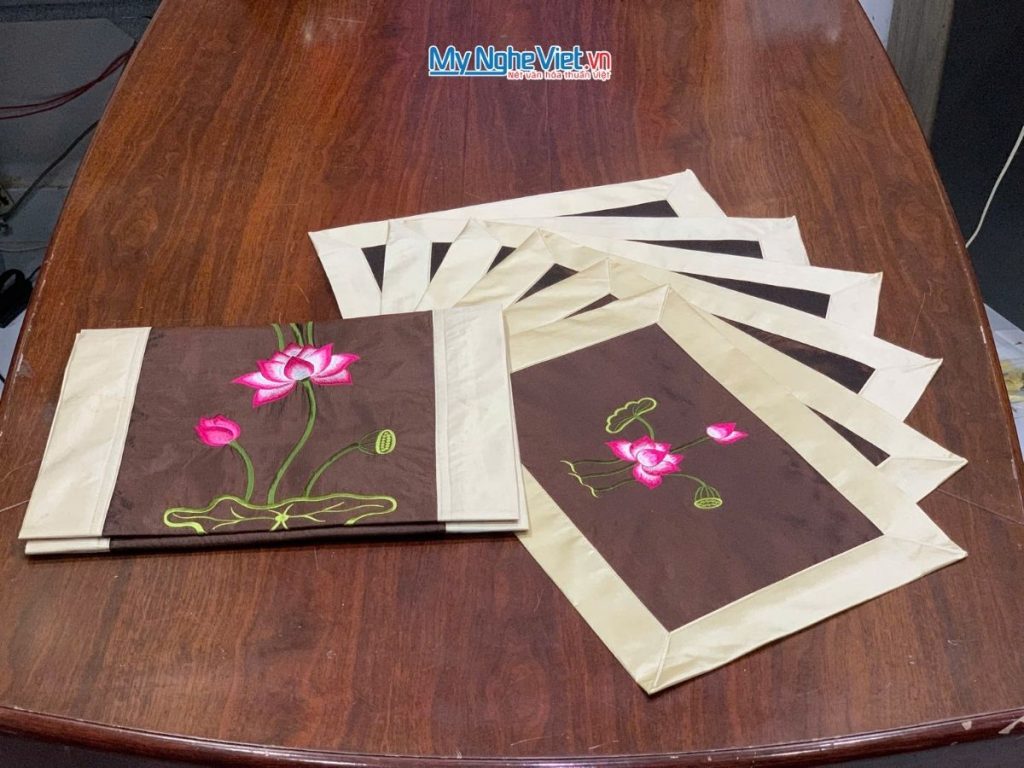 Bộ khăn trải bàn màu nâu thêu hoa sen
