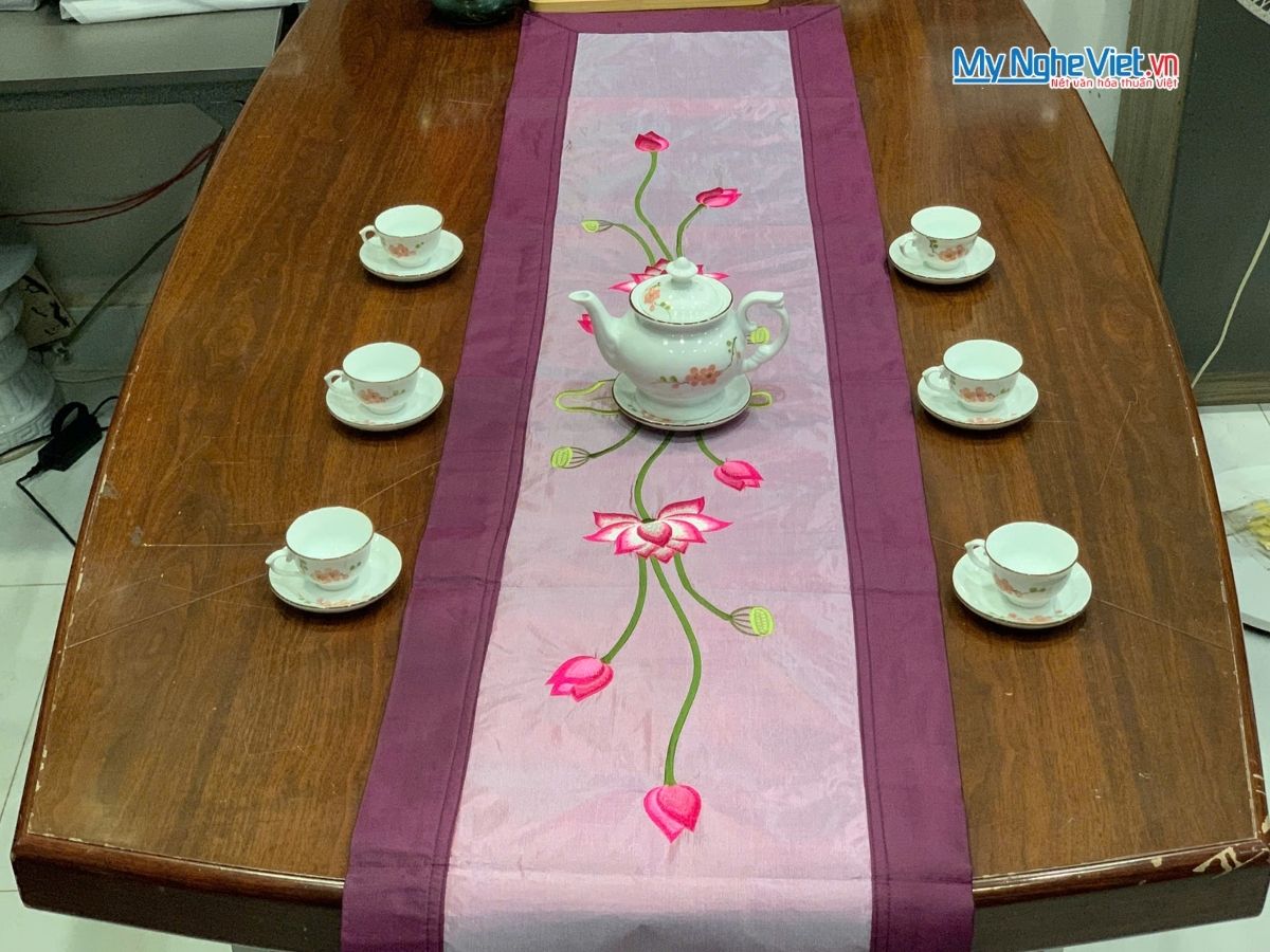 Bộ khăn trải bàn màu hồng thêu hoa sen