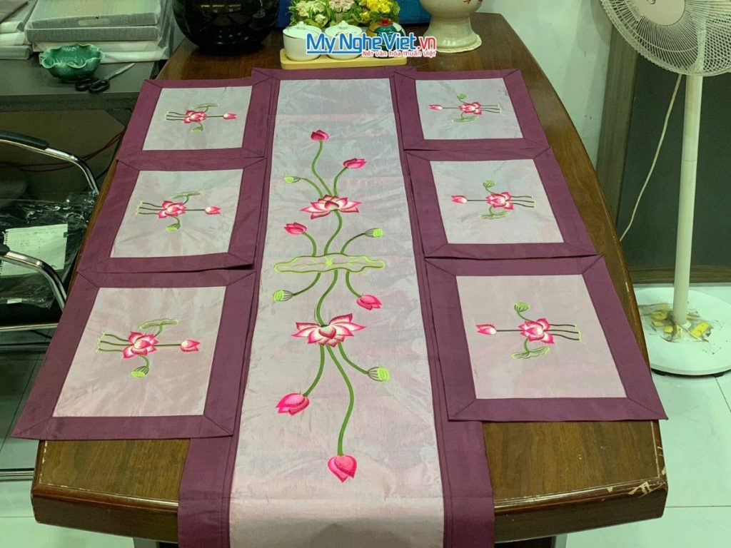 Bộ khăn trải bàn màu hồng thêu hoa sen