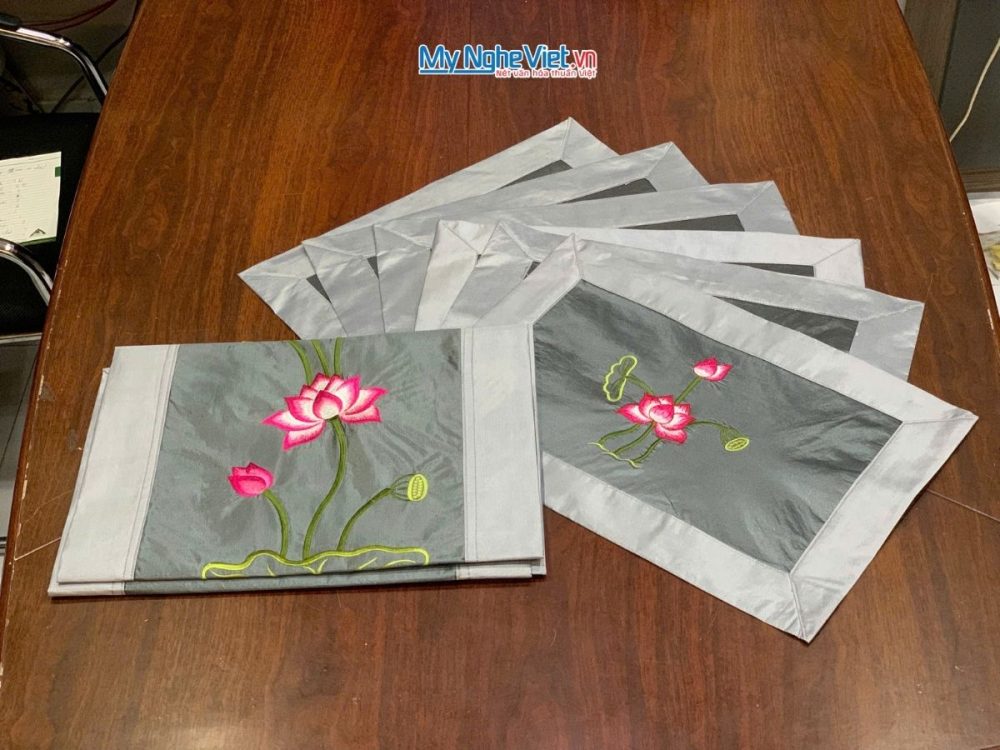 Bộ khăn trải bàn màu xám thêu hoa sen