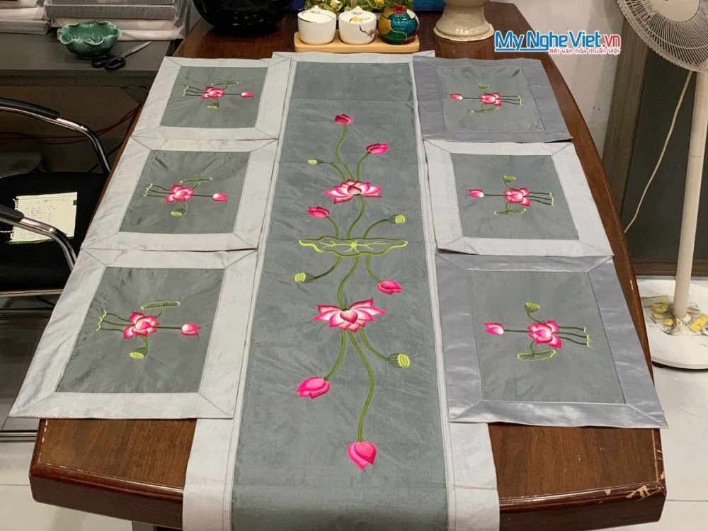 Bộ khăn trải bàn màu xám thêu hoa sen