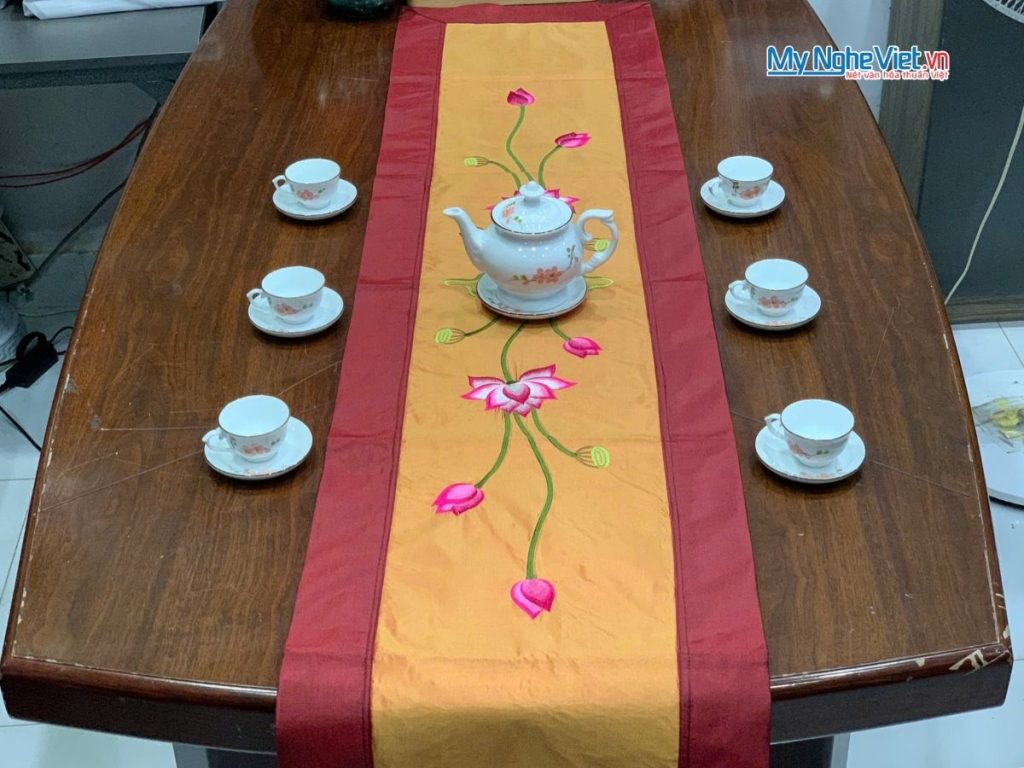 Bộ khăn trải bàn màu cam thêu hoa sen